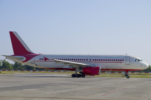 飞机在机场面临起飞图片下载