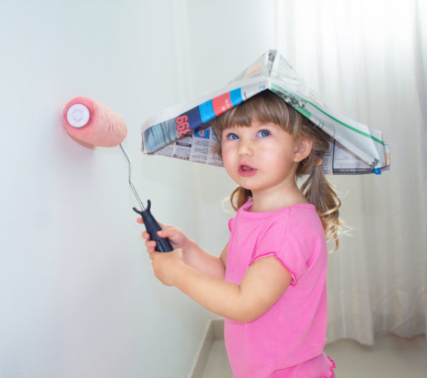 孩子用辊子涂墙图片下载