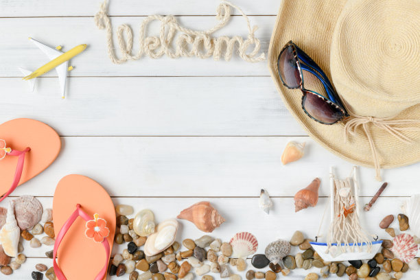 欢迎文字与夏季配件，凉鞋和贝壳图片下载