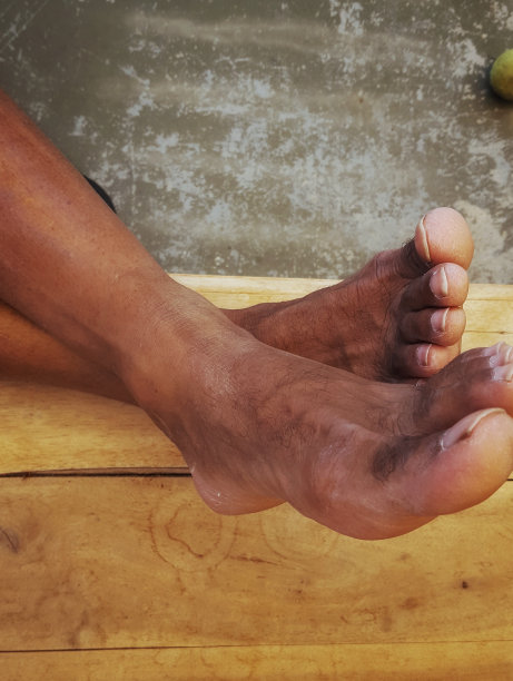 光着脚图片下载