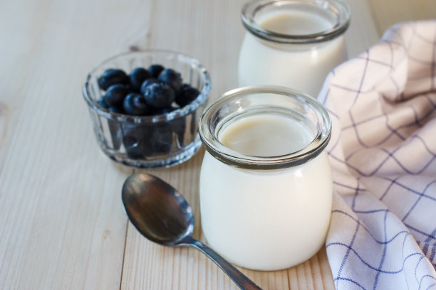 小瓶希腊酸奶。图片下载