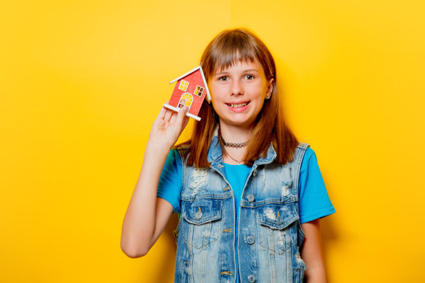 年轻的女孩和玩具屋图片下载