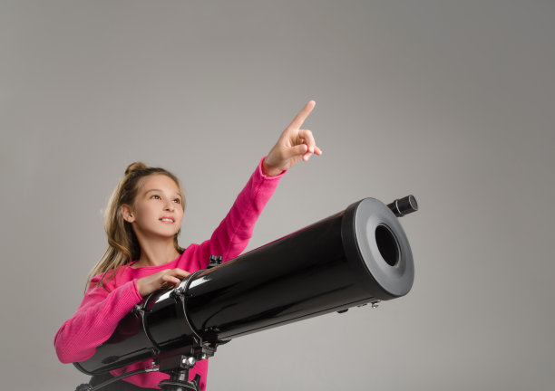 孩子在工作室里穿着时髦的衣服摆姿势图片下载