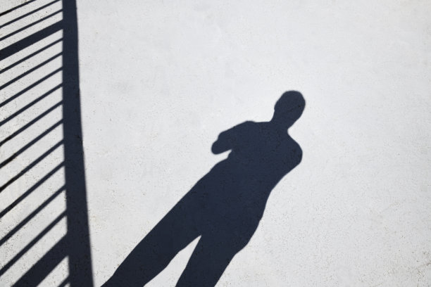 屋顶上一个人的影子。图片下载