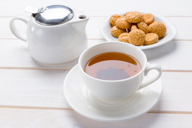 木桌上的茶素材图片