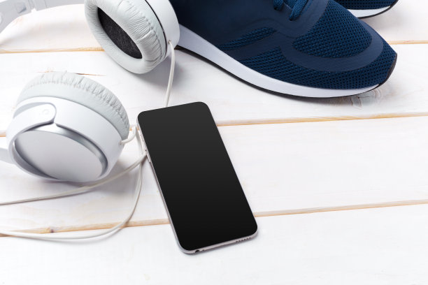 运动鞋和带耳机的手机图片下载
