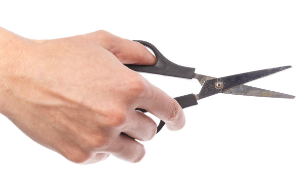 女性手握剪刀，孤立在白色背景上图片下载