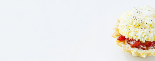 面包店咖啡厅的长横幅头。迷你酥饼，草莓酱，奶油冻，白色背景。优雅的欧洲法国婚礼糕点和甜点。假日烘焙图片下载