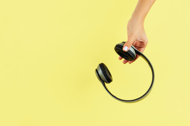 女性手握耳机图片下载