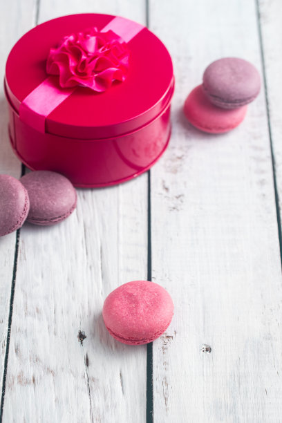 用草莓、奶油、巧克力和蓝莓做成的马卡龙。乡村的照片。图片下载