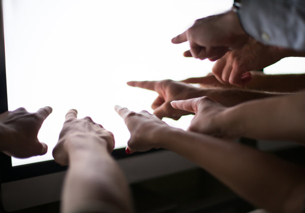 关闭了。业务团队指着电脑显示器图片下载