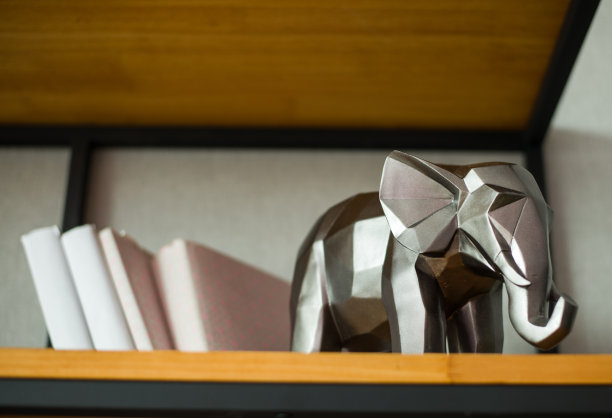 架子上有一尊装饰性的大象雕像图片下载