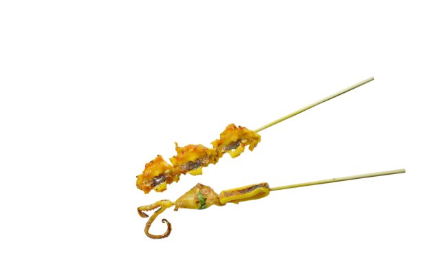 烤鱿鱼刺在木棒孤立在白色背景图片下载