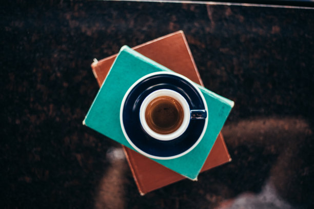 浓缩咖啡在书和书桌的概念图片下载