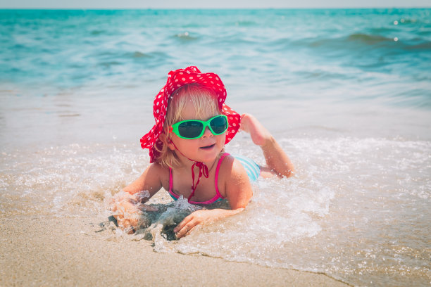 可爱的小女孩在热带海滩度假图片下载