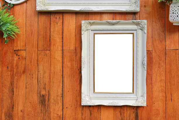 古董白色相框与空白的图片或文字放置在木板墙背景。图片下载