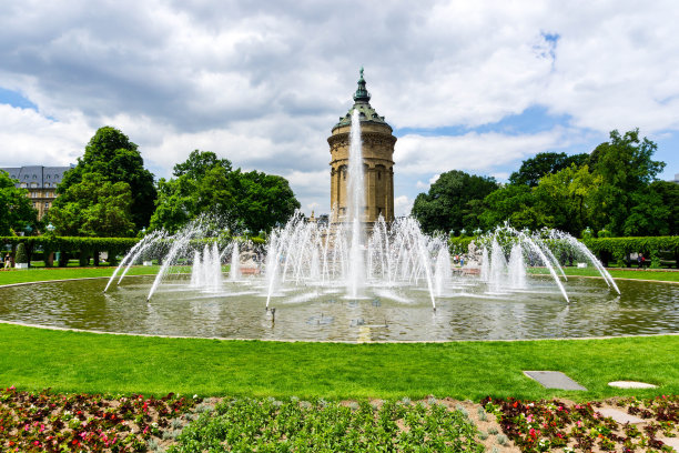 德国巴登-符腾堡州曼海姆市弗里德里希广场的水塔图片下载