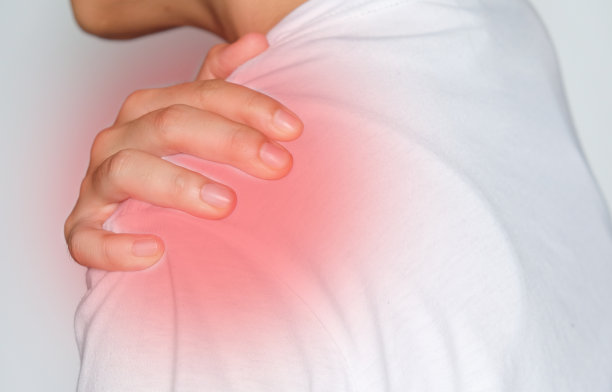 在白色背景上遭受肩痛的男子，医疗保健和医疗理念。图片下载