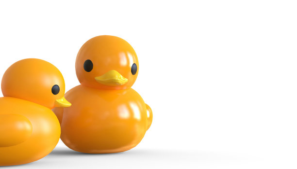 黄色的鸭子球玩具和可爱的鸭子妈妈在爱02图片下载