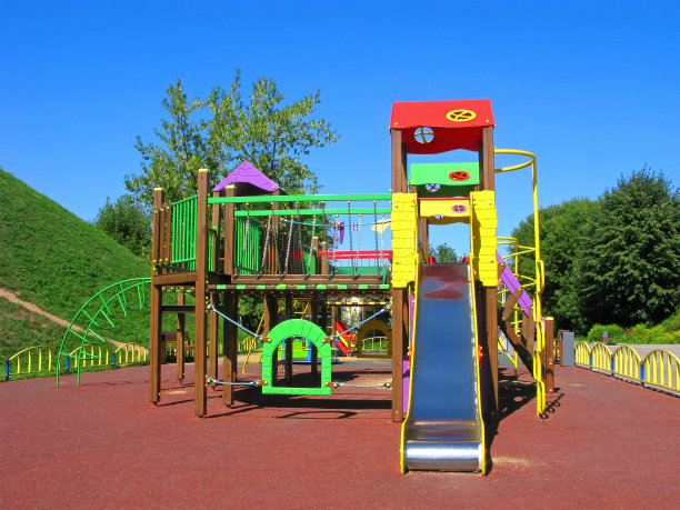 儿童操场上的人造覆盖物户外图片下载