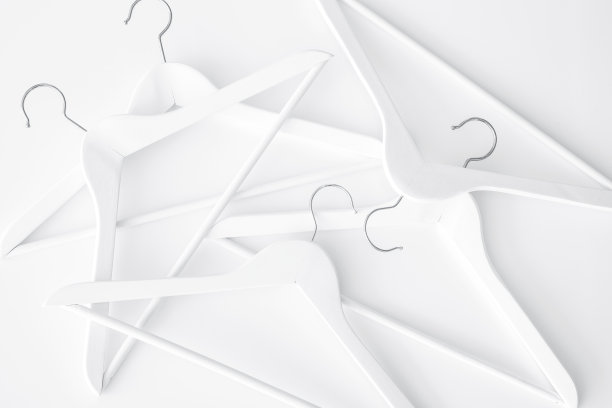 清空晾衣服的木制衣架图片下载