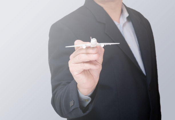 商人持有飞机模型为航空、投资、经营理念图片下载