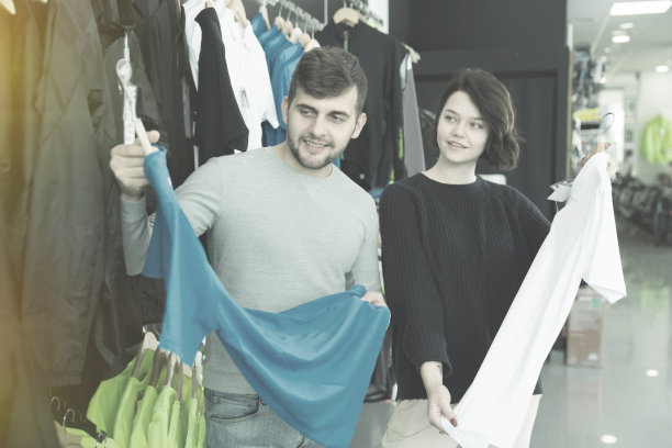 微笑的夫妇看起来运动衬衫图片下载