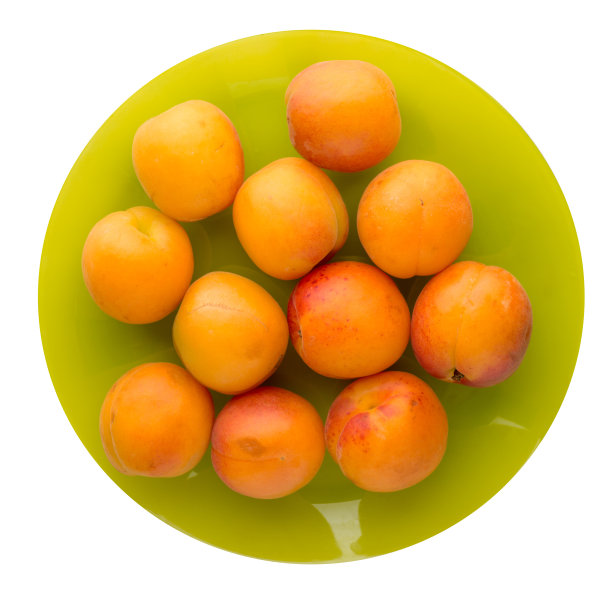 杏盘上孤立在背景背景上。图片下载