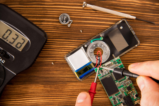 通过一台测试仪和一组电子工程师对芯片进行服务测试图片下载