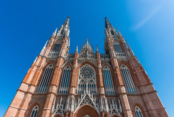 阿根廷拉普拉塔大教堂的广角照片。哥特复兴建筑图片下载