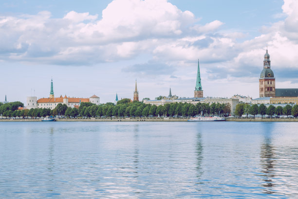 城市里加,拉脱维亚。老城区中心、桥梁和建筑。2018年旅游照片。拉脱维亚的首都。古老而安静的小镇。图片下载