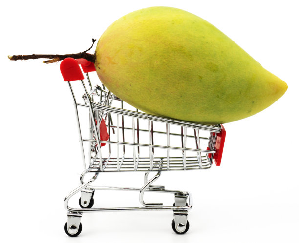 超市手推车旁的黄色芒果图片下载