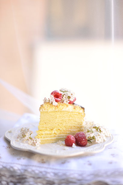 蜂蜜蛋糕，用浆果和巧克力装饰。甜蜜的家庭晚餐。节日蛋糕。在阳台上吃早餐，图片下载