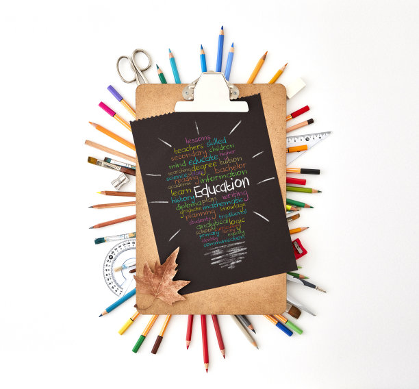 学校用品在白色背景与剪贴板和复制空间。前视图。图片下载