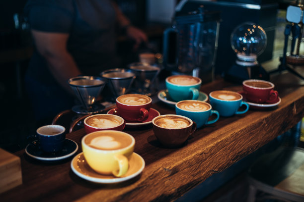 顶视图的拿铁艺术咖啡杯上的木制背景图片下载