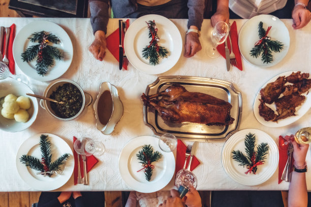 一家人围坐在圣诞餐桌旁图片下载