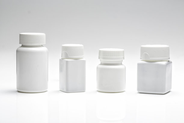 白色背景上的一组不同形状的白色塑料药瓶图片下载
