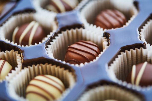 盒装各种巧克力果仁糖。假日礼物图片下载