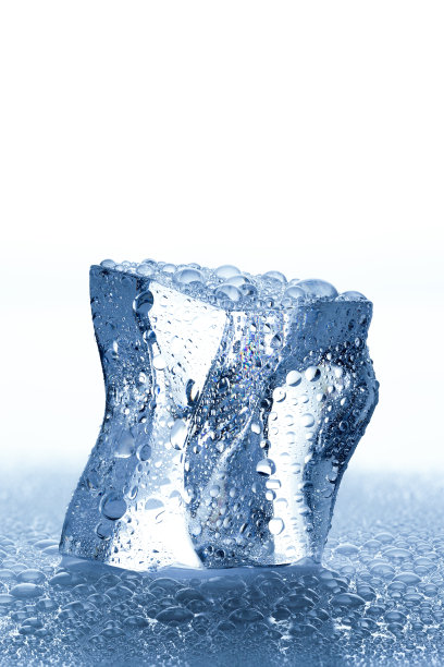 在白色背景上融化着水滴的冰块图片下载