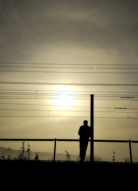 人们等待图片下载