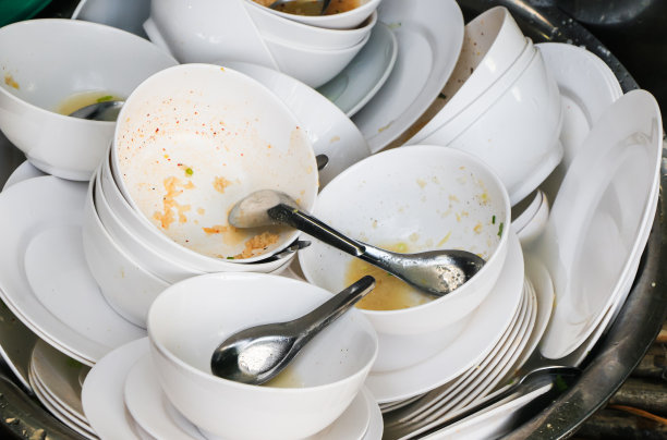 肮脏的盘子孤立在白色的背景图片下载