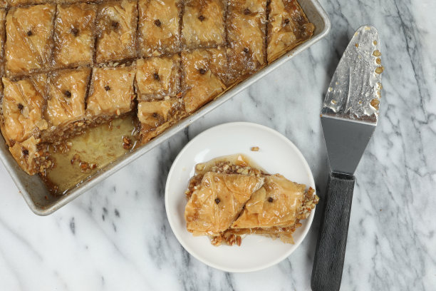 新鲜出炉的希腊果仁蜜糕片图片下载