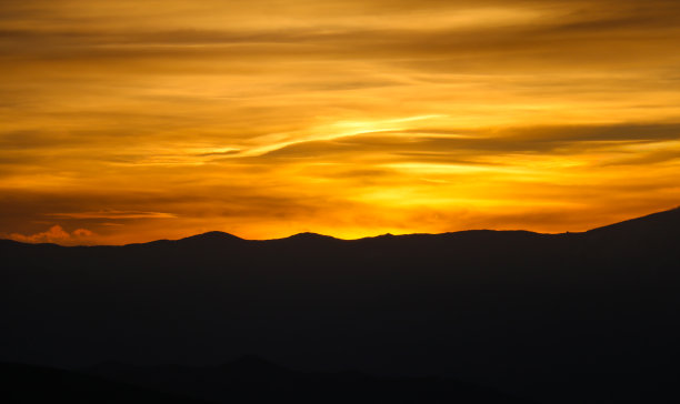 美丽的背景在日落的黄色天空的风景图片下载