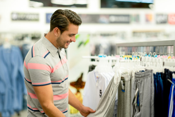 男人买衣服图片下载