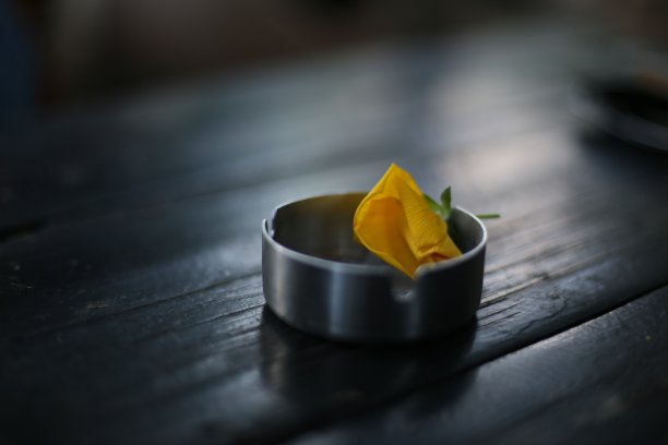 黄色和烟图片下载