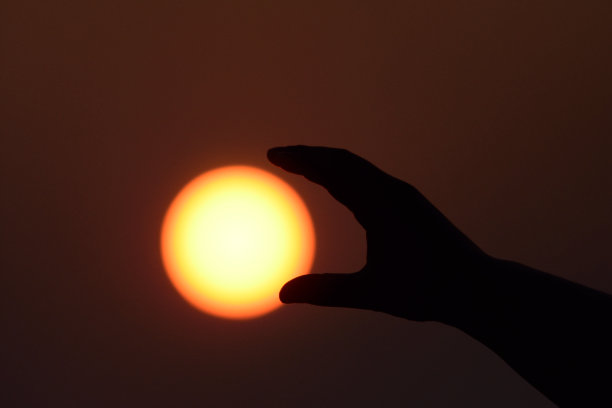 人手触球光影剪影，现金梦幻概念图片下载