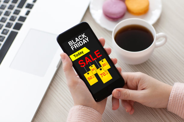 女人手里拿着手机与黑色星期五的销售屏幕图片下载