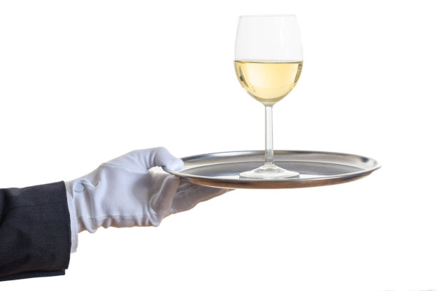 侍者用托盘端酒图片下载