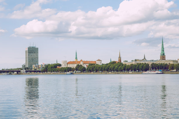 城市里加,拉脱维亚。老城区中心、桥梁和建筑。2018年旅游照片。拉脱维亚的首都。古老而安静的小镇。图片下载