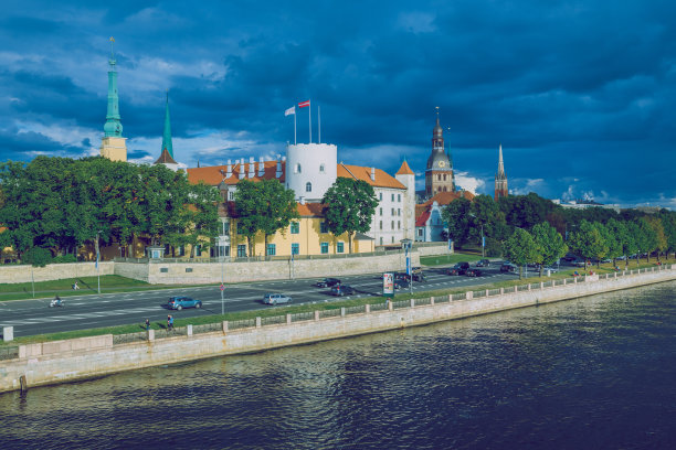 城市里加,拉脱维亚。老城区中心、桥梁和建筑。2018年旅游照片。拉脱维亚的首都。古老而安静的小镇。图片下载